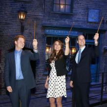 <p>Kate Middleton, enceinte, le prince William et le prince Harry ont plongé avec plaisir dans l'univers de Harry Potter lors de l'inauguration des studios Warner Bros. dans le Hertfordshire le 26 avril 2013.</p>