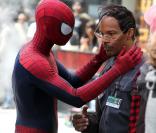 Andrew Garfield avec Jamie Foxx pendant le tournage de The Amazing Spider-Man 2 à New York le 28 avril 2013.