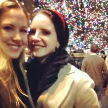 Caroline (alias Chuck) Grant a posté des photos de sa soeur Lana Del Rey (née le 21 juin 1986) sur son profil Instagram.