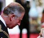 Le Prince Charles decore Kylie Minogue le 3 Juillet 2008