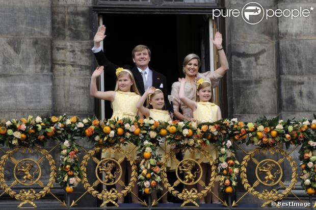 Le roi Willem-Alexander des Pays-Bas, la reine Maxima des Pays-Bas et leurs filles Catharina-Amalia, Alexia et Ariane, au balcon du palais royal à Amsterdam mardi 30 avril 2013, vers 11 heures, devant un Dam plein d'une foule en liesse, quelques minutes après l'abdication de la reine/princesse Beatrix au profit de son fils.