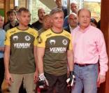 Cyril Viguier sur le ring soutenu par son grand ami Paul Belmondo