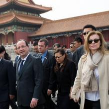 <p>Valérie Trierweiler et François Hollande visite la cité interdite à Pékin, le 26 avri 2013. </p>