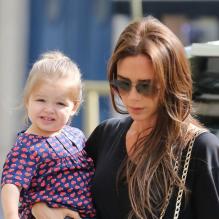 Victoria Beckham fait du shopping avec sa fille Harper dans les rues de Paris le 4 mai 2013.
