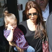 Victoria Beckham fait du shopping avec sa fillette Harper dans les rues de Paris le 4 mai 2013.