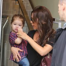 Victoria Beckham fait du shopping avec sa fille Harper à Paris le 4 mai 2013.