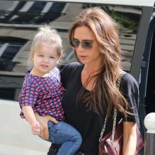 Victoria Beckham fait du shopping avec sa fillette Harper à Paris le 4 mai 2013.