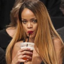 La chanteuse Rihanna assistant à un match de NBA, le samedi 4 mai 2013.
