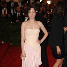 Marion Cotillard, dans une tenue signée Christian Dior, lors de l'événement baptisé "Punk: Chaos to Couture" du MET Ball, gala du Costume Institute organisé au Metropolitan Museum of Art à New York le 6 mai 2013