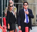 Les acteurs Charlie Sheen et Denise Richards se rendent au tribunal de Los Angeles. Il était question de savoir qui aurait la garde des jumeaux Bob et Max, fils de l'acteur et de Brooke Mueller, internée pour être retombée dans la drogue. Photo prise le 7 mai 2013.