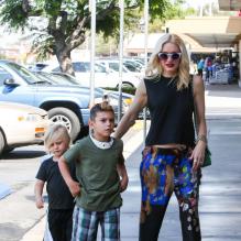 La chanteuse Gwen Stefani, en beauté, et ses deux adorables garçons Zuma et Kingston sont allés déjeuner au restauraux Chuck E. Cheese's, en Californie, le 11 mai 2013