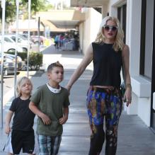 La chanteuse Gwen Stefani, en beauté, et ses deux fils Zuma et Kingston sont allés déjeuner au restauraux Chuck E. Cheese's, en Californie, le 11 mai 2013