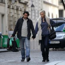 Adriana Karembeu avec son compagnon André Ohanian en amoureux dans les rues de Paris le 24 septembre 2012.