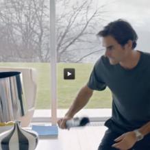 La star du tennis Roger Federer affronte une mouche dans un spot pour Nike - mai 2013