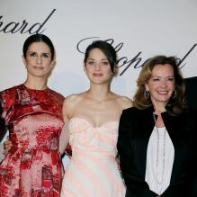 Livia Firth, Marion Cotillard et Caroline Scheufele lors du photocall avant le déjeuner sur la terrasse Chopard à l'Hôtel Martinez lors du 66e festival de Cannes le 17 mai 2013.