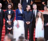 Sabrina Ouazani, Bérénice Bejo, Tahar Rahim, Elyes Aguis, Jeanne Jestin, Pauline Burlet et Asghar Farhadi montent les marches du Palais des Festivals pour la présentation de leur film, Le Passé. Cannes, le 17 mai 2013.