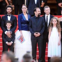 Sabrina Ouazani, Bérénice Bejo, Tahar Rahim, Elyes Aguis, Jeanne Jestin, Pauline Burlet et Asghar Farhadi montent les marches du Palais des Festivals pour la présentation de leur film, Le Passé. Cannes, le 17 mai 2013.