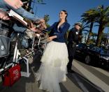 Bérénice Bejo signe des autographes à son arrivée au Palais Des Festivals pour la projection de Le Passé. Cannes, le 17 mai 2013.