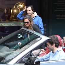 Pippa Middleton se fait raccompagner en Audi décapotable à la gare du Nord par des copains, dont Arthur de Soultrait qui fétait ses 30 ans le 13 avril 2012.