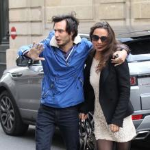Pippa Middleton sous très bonne escorte avec Marcy de Soultrait. Paris, le 14 avril 2012.