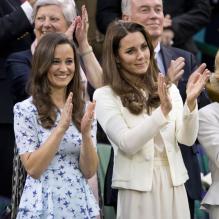 <p>Pippa et Kate Middleton à Wimbledon le 8 juillet 2012</p>
