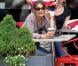  Katie Holmes, détendue au téléphone et café à la main, à SoHo, à New York, le 11 juin 2013. 