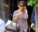 La jolie Katie Holmes, détendue au téléphone et café à la main, à SoHo, à New York, le 11 juin 2013. 