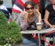  L'actrice Katie Holmes, détendue au téléphone et café à la main, à SoHo, à New York, le 11 juin 2013. 