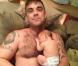 Première photo de la petite Teddy avec son papa Robbie Williams, postée sur le site officiel du chanteur, le 20 septembre 2012.