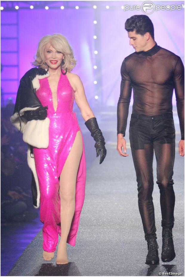 Ca c'est sûr elle est ravissante... - Page 3 1161002-amanda-lear-defile-jean-paul-gaultier-620x0-1