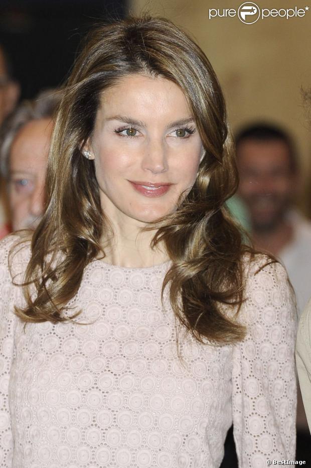 AGENDA PERSONAL DE LA PRINCESA LETIZIA - Página 11 1177015-la-princesse-letizia-d-espagne-assiste-620x0-1