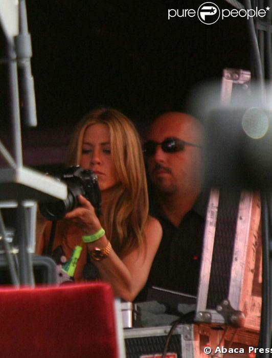 Jennifer Aniston assiste backstage a un concert de son boyfriend John Mayer