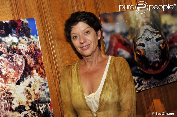 Sybille Szaggars Redford (femme de Robert Redford) pose devant ses tableaux lors du vernissage de l'exposition Passion / Ocean le 24 septembre 2013 à Monaco.