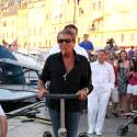 PHOTOS : Roberto Cavalli a le déambulateur le plus chic du monde! 