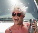 Pink sur le tounage de son dernier clip So What 