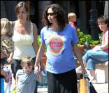 Minnie Driver en compagnie d'une amie et de ses deux enfants