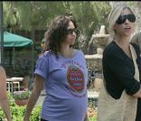 Minnie Driver en compagnie d'une amie et de ses deux enfants