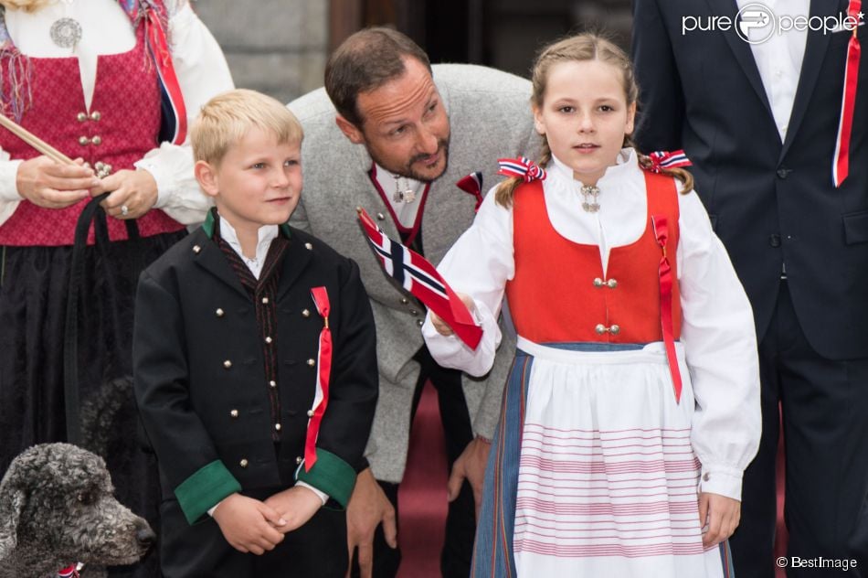 CASA REAL DE NORUEGA - Página 91 1473850-le-prince-haakon-et-ses-enfants-le-950x0-1