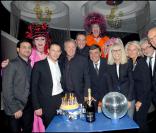 Jean-Pierre Foucault entourré de (de gauche à droite): Cyril Hanouna, Marc-Olivier Fogiel, Yves Renier, Julien Courbet, Mireille Darc, Evelyne sa femme, Frank Provost et Gérard Louvin. 
