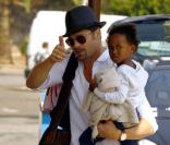 Brad Pitt et sa fille Zahara à l'aéroport de Cannes