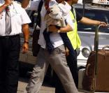 Brad Pitt et sa fille Zahara à l'aéroport de Cannes