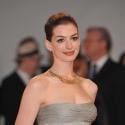 REPORTAGE PHOTOS : Anne Hathaway illumine la Mostra... quelle robe et quelles gambettes !