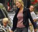 PHOTO : Uma Thurman, une maman qui accompagne son fils à l'école...