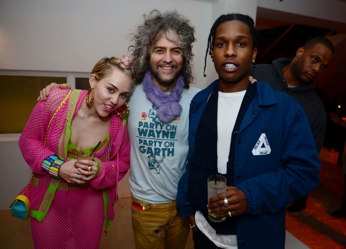 Vid O Miley Cyrus Le Chanteur Wayne Coyne A Ap Rocky Assistent La