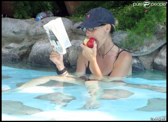 Helen Hunt relax dans un spa à Palm Springs