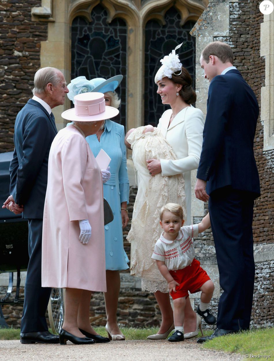  La princesse Charlotte de Cambridge, fille du prince William et de Kate Middleton, a été baptisée le 5 juillet 2015 à Sandringham, dans le Norfolk. Le 9 juillet, le palais de Kensington a publié quatre magnifiques photos souvenirs de ce jour, signées Mario Testino. 