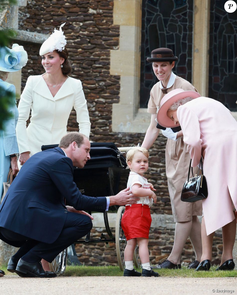  La princesse Charlotte de Cambridge, fille du prince William et de Kate Middleton, a été baptisée le 5 juillet 2015 à Sandringham, dans le Norfolk. Le 9 juillet, le palais de Kensington a publié quatre magnifiques photos souvenirs de ce jour, signées Mario Testino. 