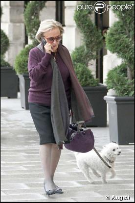 Bernadette Chirac promène son chien
