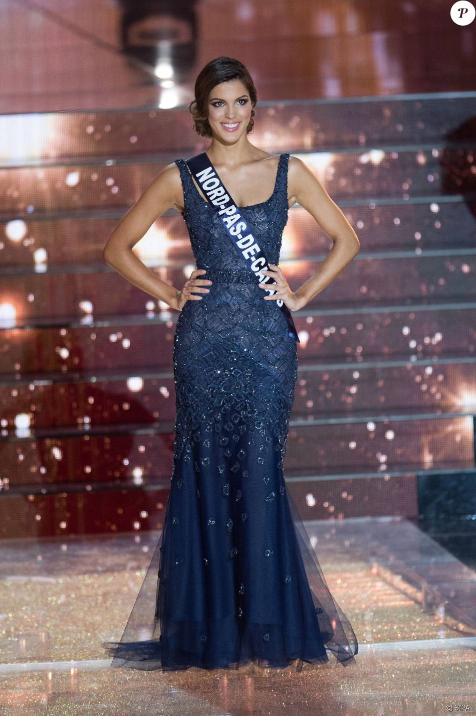 Iris Mittenaere en robe de soirée, lors de l'élection de Miss France 2016 au Zénith de Lille, le samedi 19 décembre 2015.