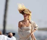 Gisele Bündchen, sa manière à elle de décompresser ? Bouger sexy sur une plage devant l'objectif !
